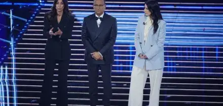 Sanremo, la finale si apre con l'appello di Carlo Conti, Giorgia Cardinaletti e Laura Pausini: &laquo;I bambini hanno il diritto di vivere in pace&raquo;