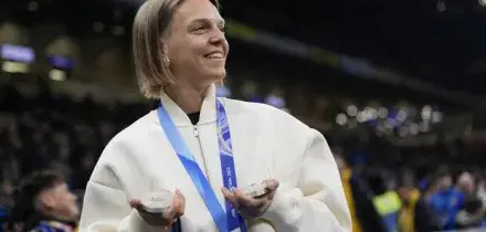 Arianna Fontana a San Siro per Inter-Genoa: l'atleta azzurra espone le medaglie olimpiche di Milano-Cortina