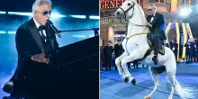 Sanremo 2026, Andrea Bocelli arriva a cavallo all'Ariston. La doppia esibizione e il premio alla carriera: &laquo;Quando vinsi c'era anche mio babbo&raquo;