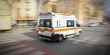 Autobus travolge una moto in centro a Milano, quattro feriti. &laquo;Il conducente ha sterzato per evitare un'auto&raquo;