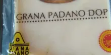 Grana Padano in pezzi richiamato dal mercato, rischio presenza di corpi estranei: ecco le marche e i lotti interessati