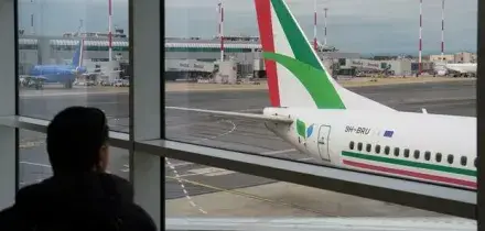 Voli cancellati Medio Oriente, a Fiumicino 45 aerei annullati: da Ita a Emirates e Wizz Air, tutte le modifiche e le sospensioni