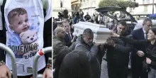 Domenico Caliendo, i funerali a Nola: la piccola bara bianca portata da pap&agrave; Antonio. Mamma Patrizia in lacrime abbraccia la dottoressa