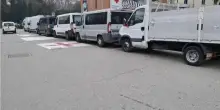 Camper di rom e furgoni invadono i parcheggi dell'ospedale e bloccano l'accesso: a Padova scoppia la protesta
