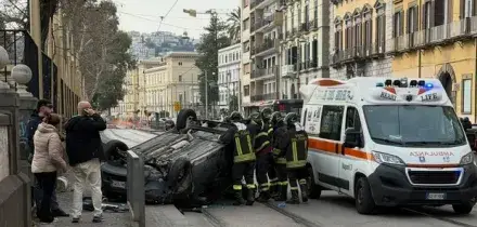 Napoli, malore mentre guida alla Riviera di Chiaia: auto ribaltata, morto 75enne