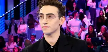 Michele Bravi ha ritrovato l'amore: &laquo;Sono sempre stato lasciato nelle relazioni perch&eacute; ero pesante. Oggi per&ograve; sono sereno e felice&raquo;