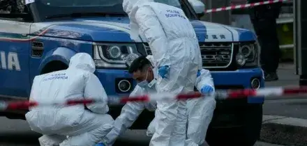 Donna uccisa a coltellate nel suo appartamento a Genova, interrogato uno dei figli con gli abiti sporchi di sangue: chi era la vittima