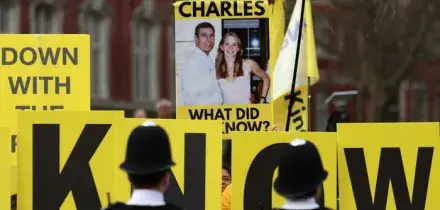 Re Carlo riunisce la famiglia reale per il primo evento dopo l'arresto di Andrea. Le contestazioni: &laquo;Cosa nascondi?&raquo;