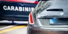 Sperona l?auto della compagna dopo un inseguimento: voleva la sua borsa, dentro chili di droga