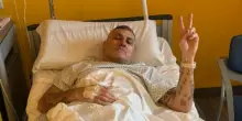 Bobo Vieri in ospedale, l'operazione e la foto dal lettino: &laquo;E anche questa &egrave; andata&raquo;. Cosa &egrave; successo