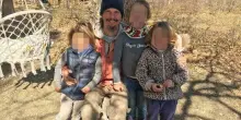 Famiglia nel bosco, i bambini mangiano e giocano con il pap&agrave;. &laquo;Nessuno sciopero della fame&raquo;
