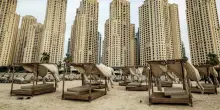 Dubai deserta, spiagge e ristoranti vuoti per la paura droni: l'ex paradiso &egrave; una citt&agrave; fantasma. E molti influencer scelgono il silenzio