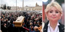Enrica Bonaccorti, i funerali a Roma: l'arrivo del feretro in chiesa sulle note de "La lontananza". Da Parietti a Matano, i vip presenti