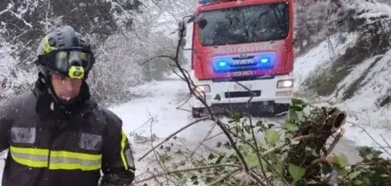 Auto con sette giovani a bordo sfonda il guardrail durante la bufera di neve e finisce su una casa, morto un 30enne