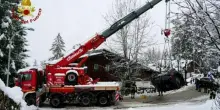Cortina, auto sfonda la staccionata e piomba su una casa dopo un volo di quattro metri: conducente incastrato