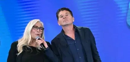 Mara Venier in lacrime per il cameraman Marco, in pensione dopo 40 anni in Rai. Poi sbotta con Teo Mammucari: &laquo;Sei un pirla&raquo;