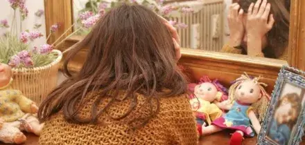 Prof pedofila, scuola sotto choc: 52enne arrestata insegna in un liceo. &laquo;Foto della figlia e delle nipotine scambiate via chat&raquo;