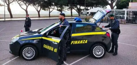 Napoli, chirurghi estetici non autorizzati scoperti sui social: 8 denunciati
