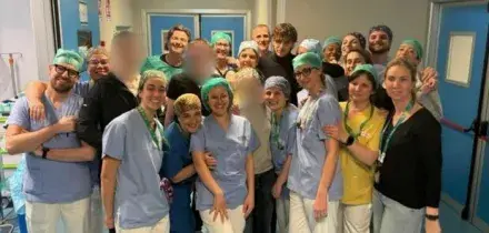 Achille Lauro dai feriti di Crans-Montana, la visita in ospedale del cantante ai ragazzi ricoverati: &laquo;&Egrave; speciale&raquo;