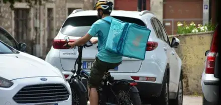 Rider pagati meno di tre euro a consegna, 4 indagati a Messina. &laquo;Ritmi estenuanti e controlli continui&raquo;