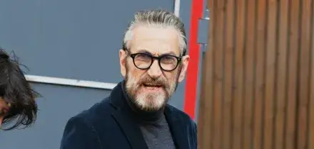 Marco Giallini, incidente ad Aosta: l'attore cade e si rompe una gamba. Interrotte le riprese di "Rocco Schiavone"