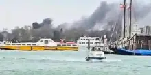 Incendio alla Biennale di Venezia, coinvolto il padiglione Serbia: il vento riaccende i focolai, pompieri sul posto