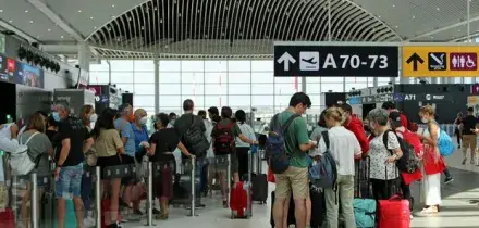 Guerra in Iran, compagnia aerea europea cancella 1000 voli per l'aumento dei carburanti