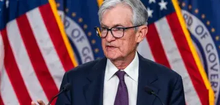 La Fed mantiene i tassi invariati: &laquo;Incerto l?impatto della guerra&raquo;