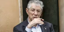 Morto Umberto Bossi, chi era il fondatore della Lega Nord: gli esordi da cantautore, le poesie in dialetto e l'ascesa politica
