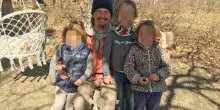 Famiglia nel bosco, presto l'incontro tra mamma Catherine e bambini. Per ora solo videochiamate registrate
