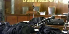 &laquo;Mio figlio ha 31 anni, un lavoro ma non paga le bollette&raquo;, la madre lo caccia da casa e lui si licenzia. Il tribunale: &laquo;Deve lasciare l'abitazione&raquo;