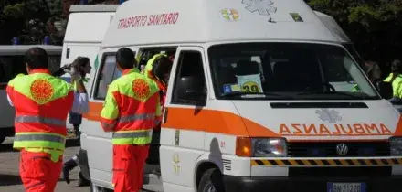 Muore soffocato a 51 anni dopo aver mangiato un croissant in auto: tragedia a Verona, inutili i soccorsi