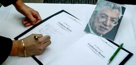 Umberto Bossi, i funerali a Pontida: il monastero blindato (per Meloni, Salvini e gli altri), i maxischermi e la diretta sui social della Lega