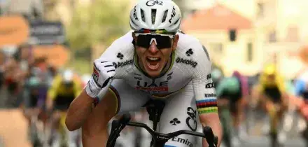 Pogacar trionfa a Milano-Sanremo: cade ma poi si rialza e taglia il traguardo, cosa &egrave; successo