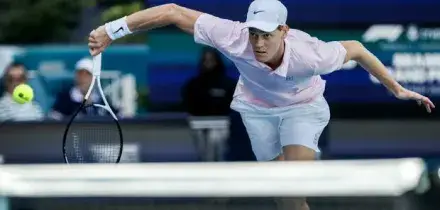Sinner quando gioca a Miami? Jannik batte Dzumhur e sfider&agrave; Moutet: data, orario e dove vederla (tv e streaming)