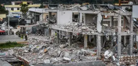 Un boato e il crollo, sventrate tre palazzine a Roma: due feriti gravi e 30 sfollati. I residenti: &laquo;Sembrava una bomba&raquo;
