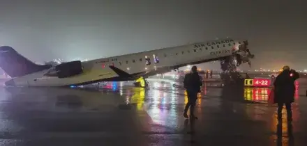 Aeroporto LaGuardia di New York, incidente sulla pista &laquo;tra aereo e veicolo&raquo;: sospesi i voli