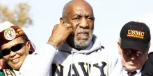 Bill Cosby condannato a risarcire con 19 milioni di dollari una donna drogata e violentata nel 1972. &laquo;Giustizia dopo 54 anni&raquo;