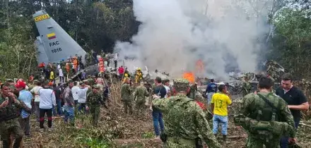 Colombia, aereo militare si schianta dopo il decollo: 66 morti. I rottami nella Foresta Amazzonica