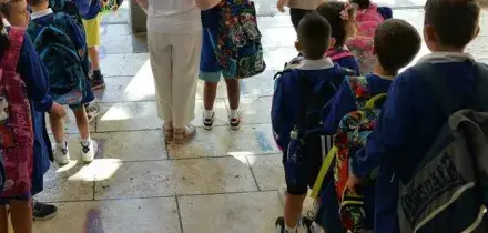 Bambino di 4 anni salva la mamma in casa. Al telefono aiuta gli infermieri: &laquo;Venite, &egrave; svenuta&raquo;