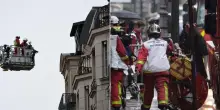 Hotel Bristol di Parigi in fiamme, paura a due passi dall'Eliseo: 400 evacuati, tre feriti