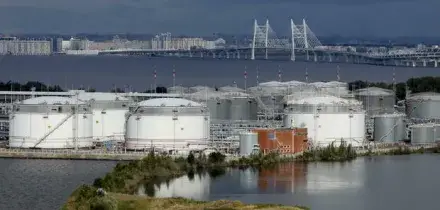 Raid ucraini sulle infrastrutture russe, bloccato il 40% dell'export di petrolio: Mosca costretta a ridisegnare le rotte energetiche