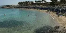 Vanno al mare a Sharm e lasciano soli a casa i 5 figli minori: le foto sui social, i bimbi salvati dai servizi sociali dopo l'allarme di una maestra