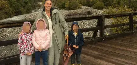 Famiglia nel bosco, i bambini hanno la febbre. E il Comune ha concesso la casa gratis per due anni