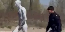 Uomo nudo e interamente verniciato di bianco in spiaggia a Venezia. &laquo;Scambiato per cadavere&raquo;: scatta l'allarme