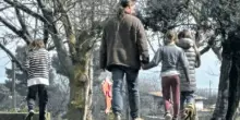 Famiglia nel bosco, i tre bambini continuano a chiedere &laquo;quando torniamo a casa?&raquo;: le videochiamate con Catherine