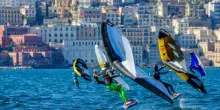 Napoli vola con i wingfoil, gli acrobati della vela