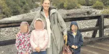 Famiglia nel bosco, Catherine pu&ograve; riabbracciare i figli (dopo 25 giorni): incontro protetto nella casa famiglia di Vasto