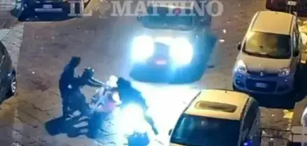 Napoli, a Piazza Carolina ancora spari: minorenni armati in azione, ferito alle gambe giovanissimo