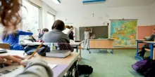 Scuola, aumenti di 137 euro al mese per il personale: firmato il contratto